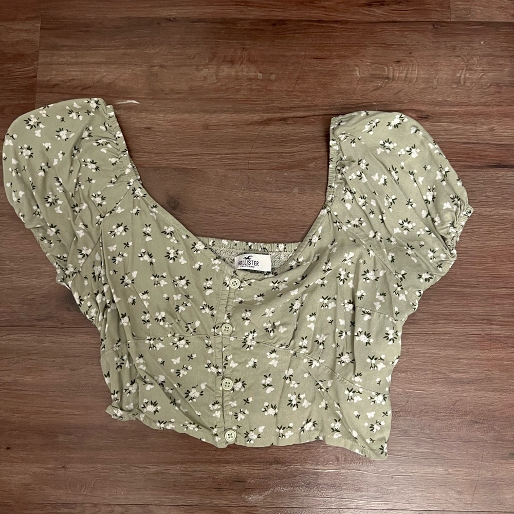 Hollister short sleeve flower top. Size:Medium